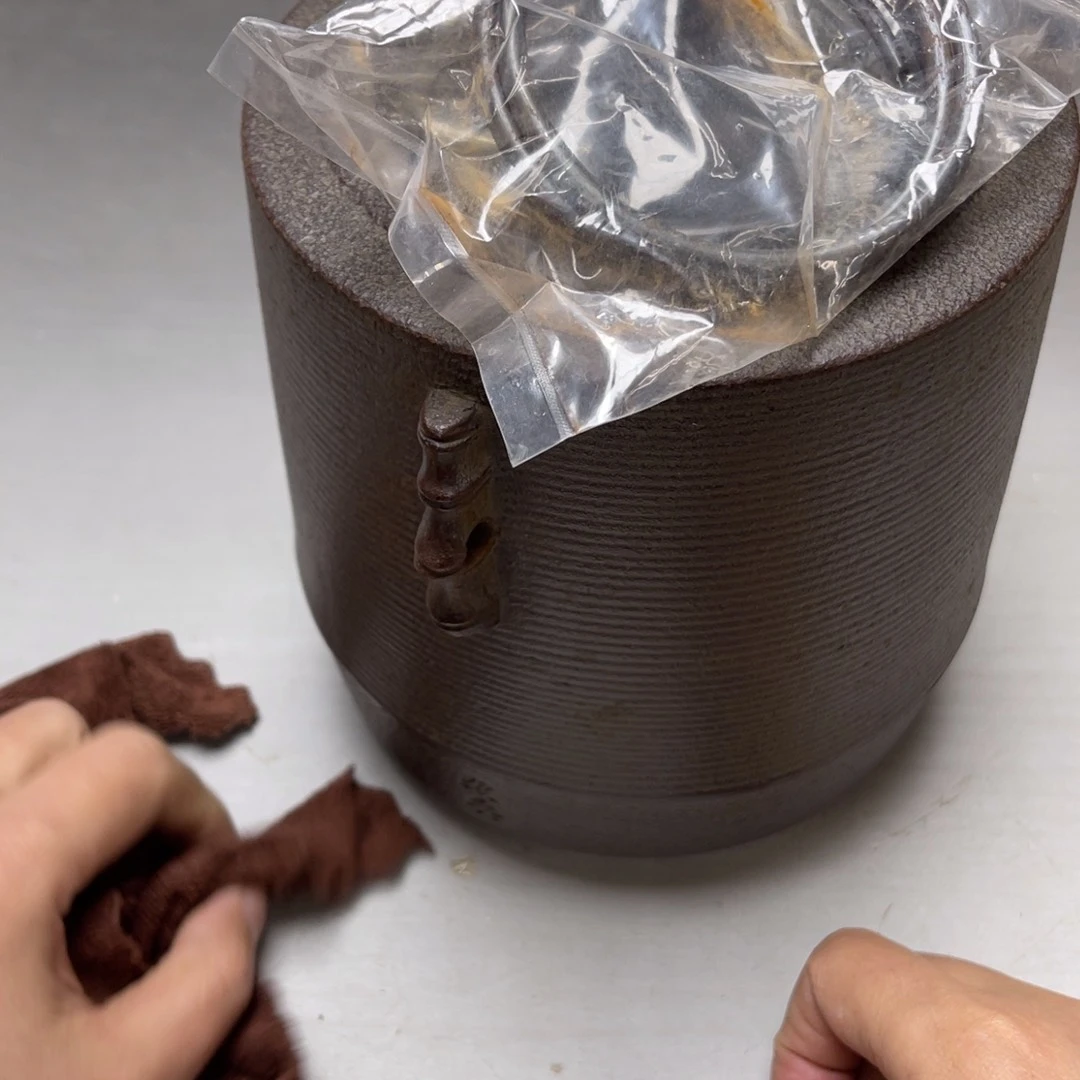 瓷片松*密密麻麻地排列着一个大