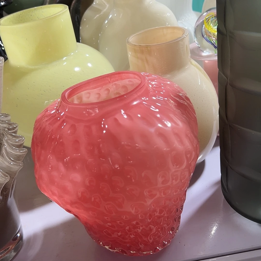 粉红色花瓶草莓花瓶