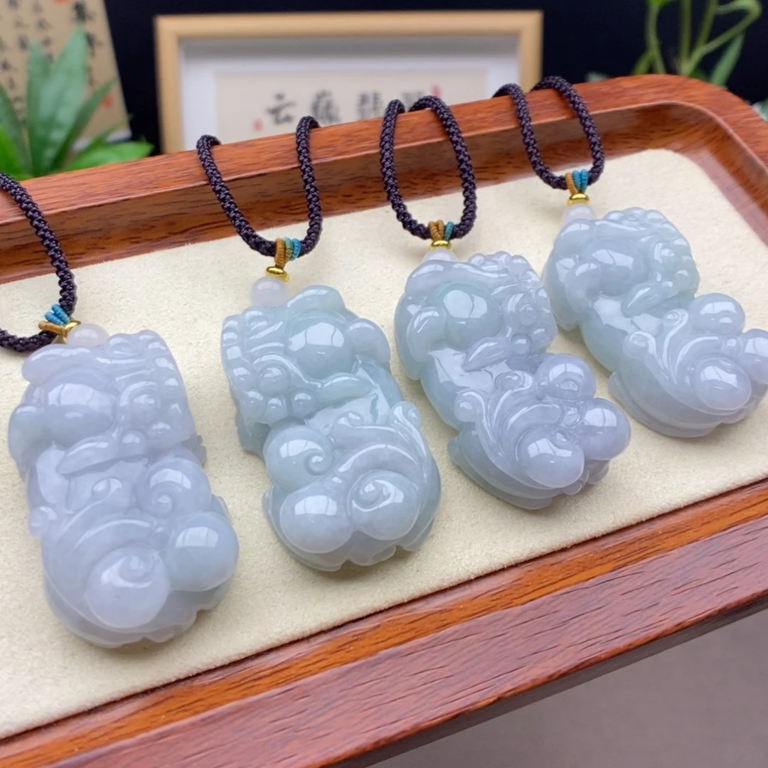 翡翠未镶嵌颈饰发其一