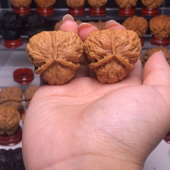 文玩核桃吊坠源****68花开富贵