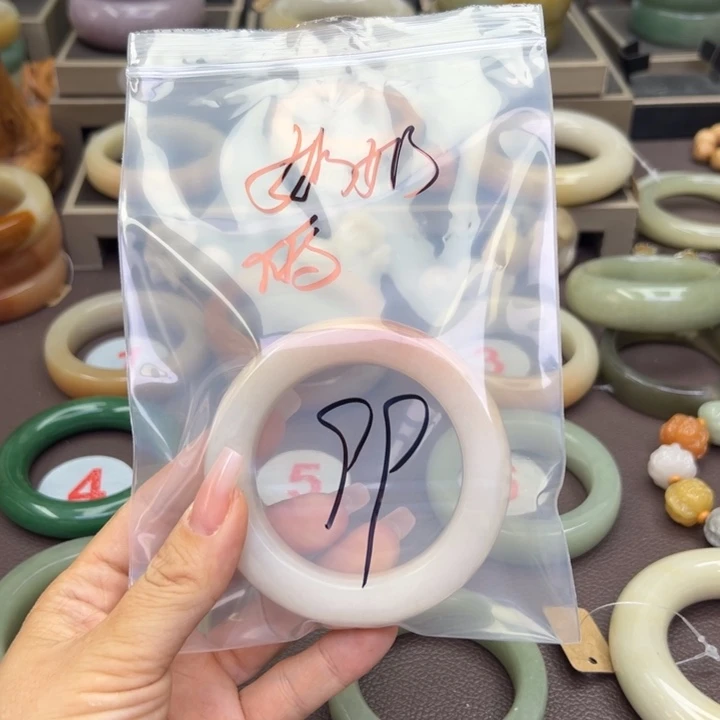 石英质玉手镯未镶嵌奶***潇