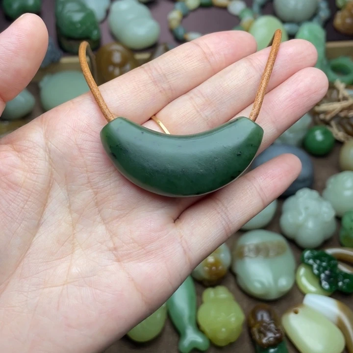 【闪购商品】颈饰未镶嵌和田玉碧玉弯管漏价
