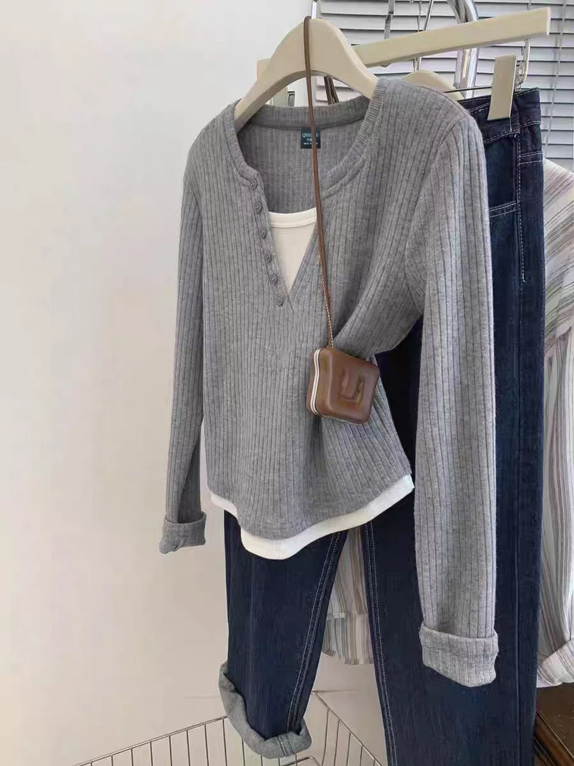 9223#灰色假两件v领女秋冬季正肩内搭打底衫2025新款排扣上衣潮