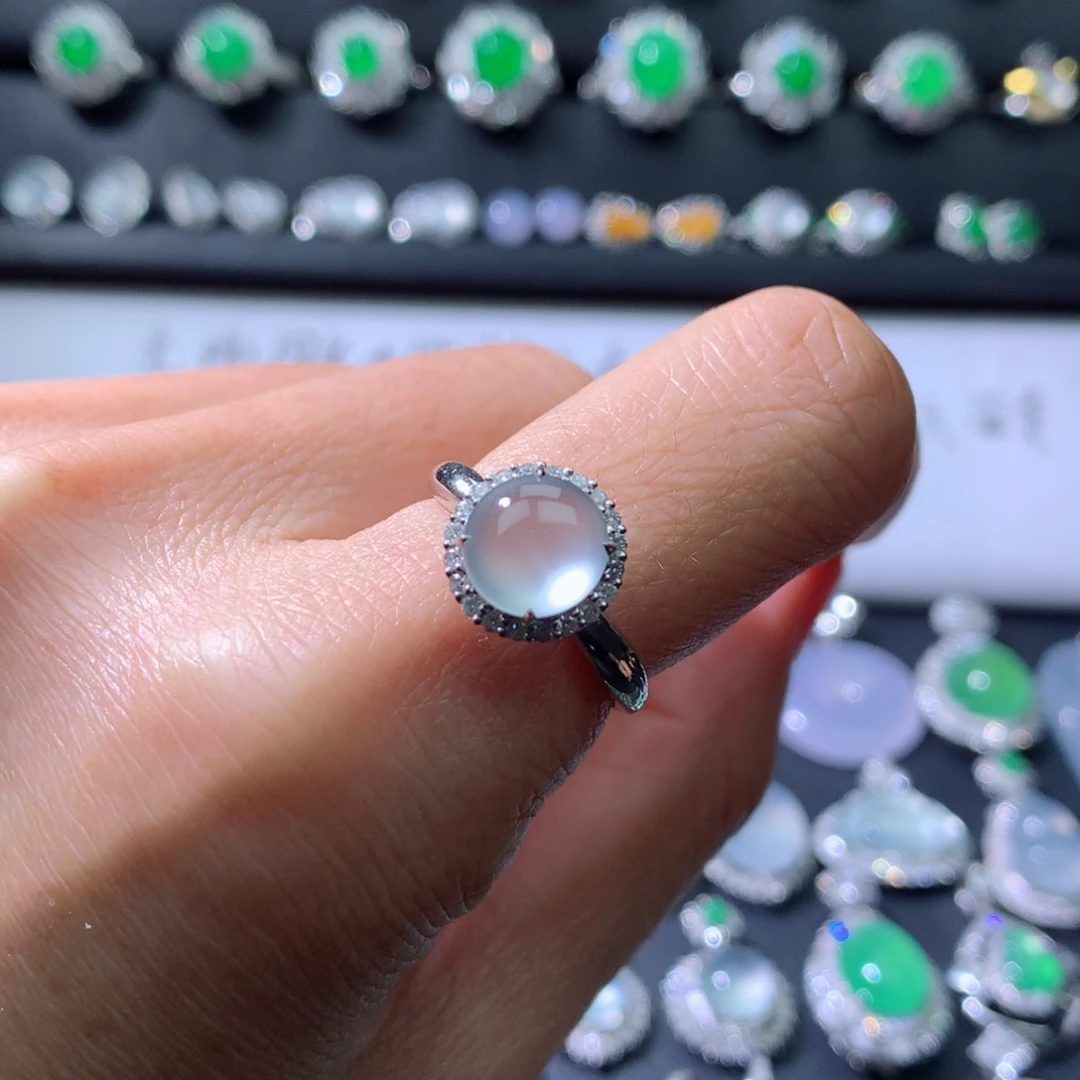 18K金镶嵌戒指翡翠伴钻