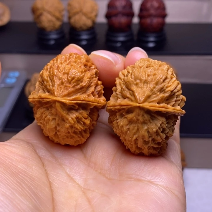 文玩核桃把件珊瑚石20
