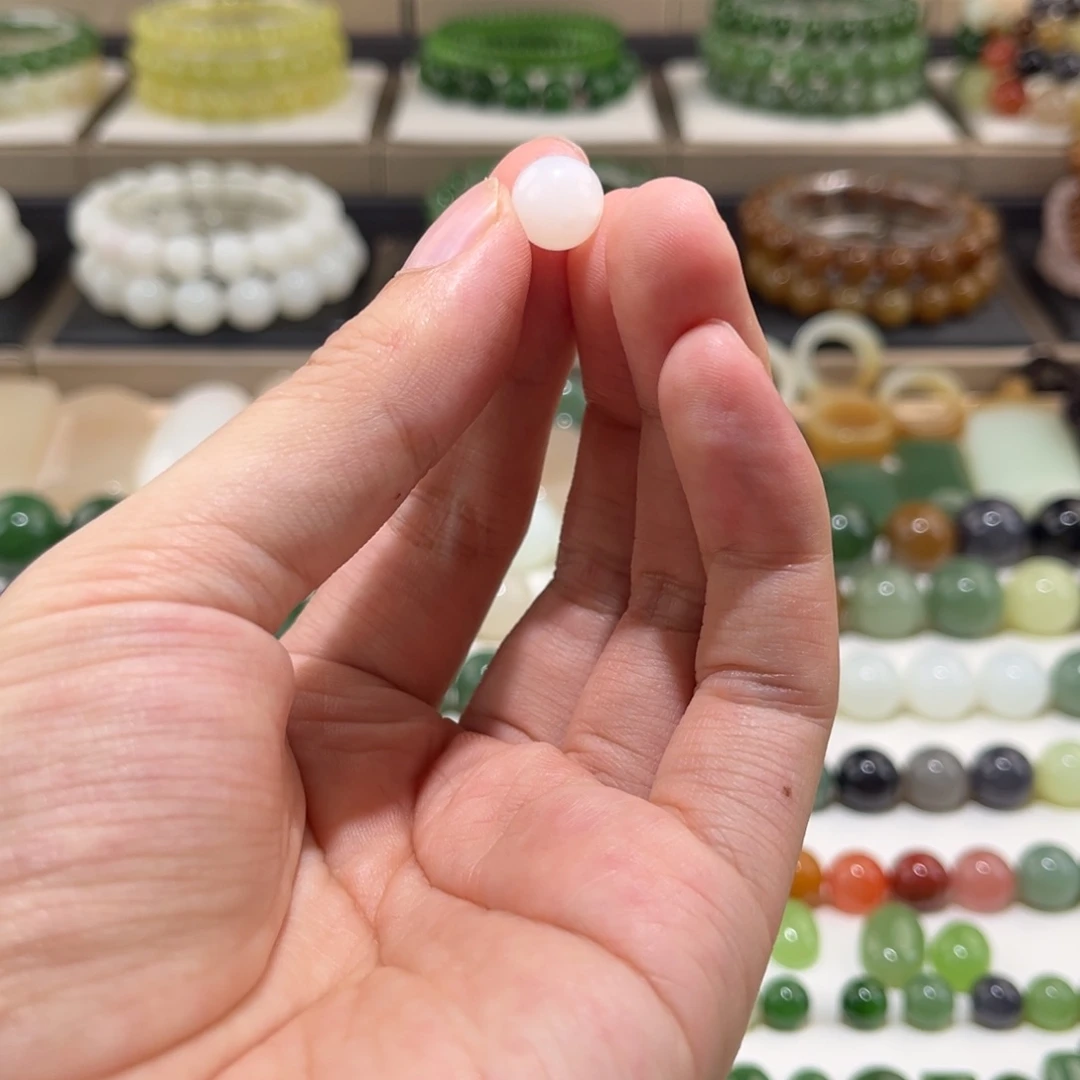 和田玉未镶嵌珠宝半成品向**义卡10且末白单珠