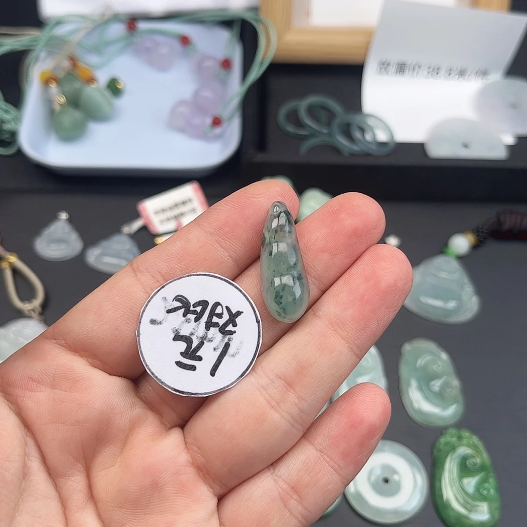 翡翠未镶嵌颈饰多子多福