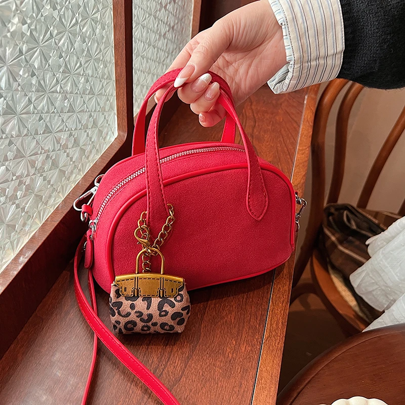 手提包女秋冬2024新款潮韩国小众保龄球包百搭斜挎枕头包波士顿包