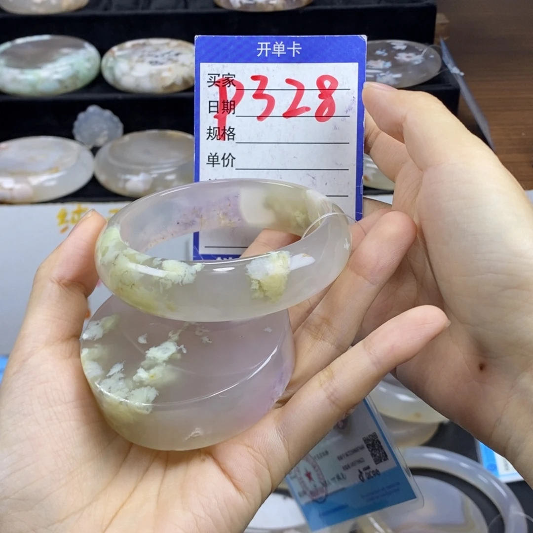 快***族未镶嵌手镯石英质玉