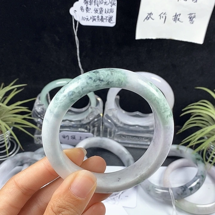 翡翠未镶嵌手镯64号。55圈