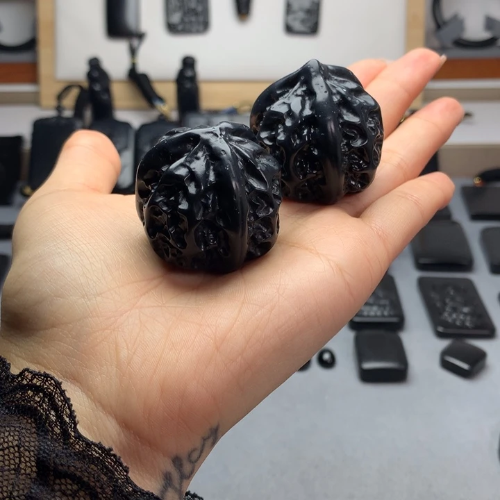 和田玉（墨玉）未镶嵌把件