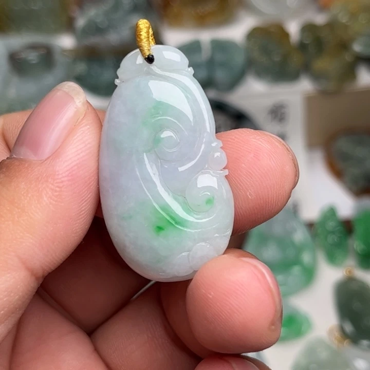 翡翠未镶嵌颈饰如意