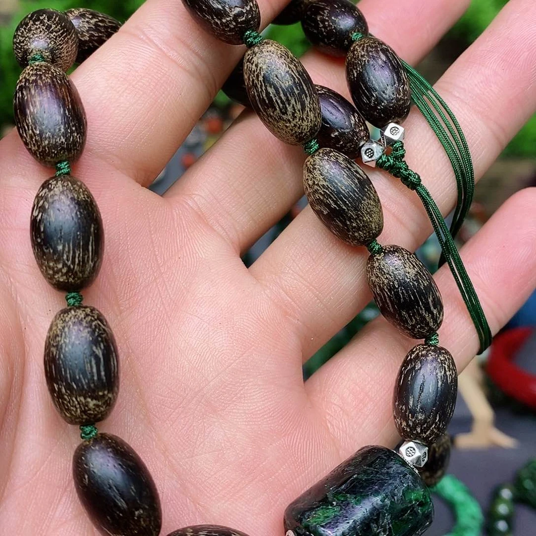 翡翠颈饰未镶嵌漂亮美眉