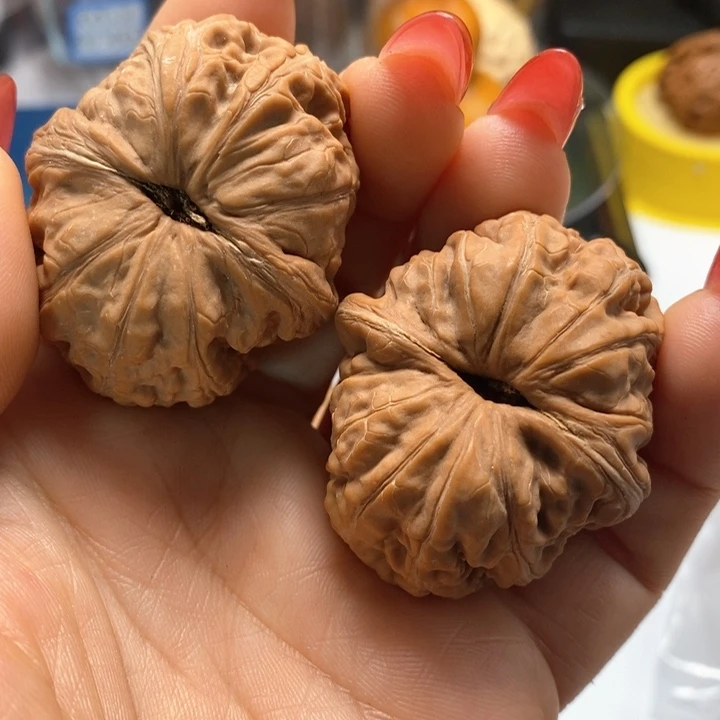 文玩核桃把件又****?元宝尖微黄