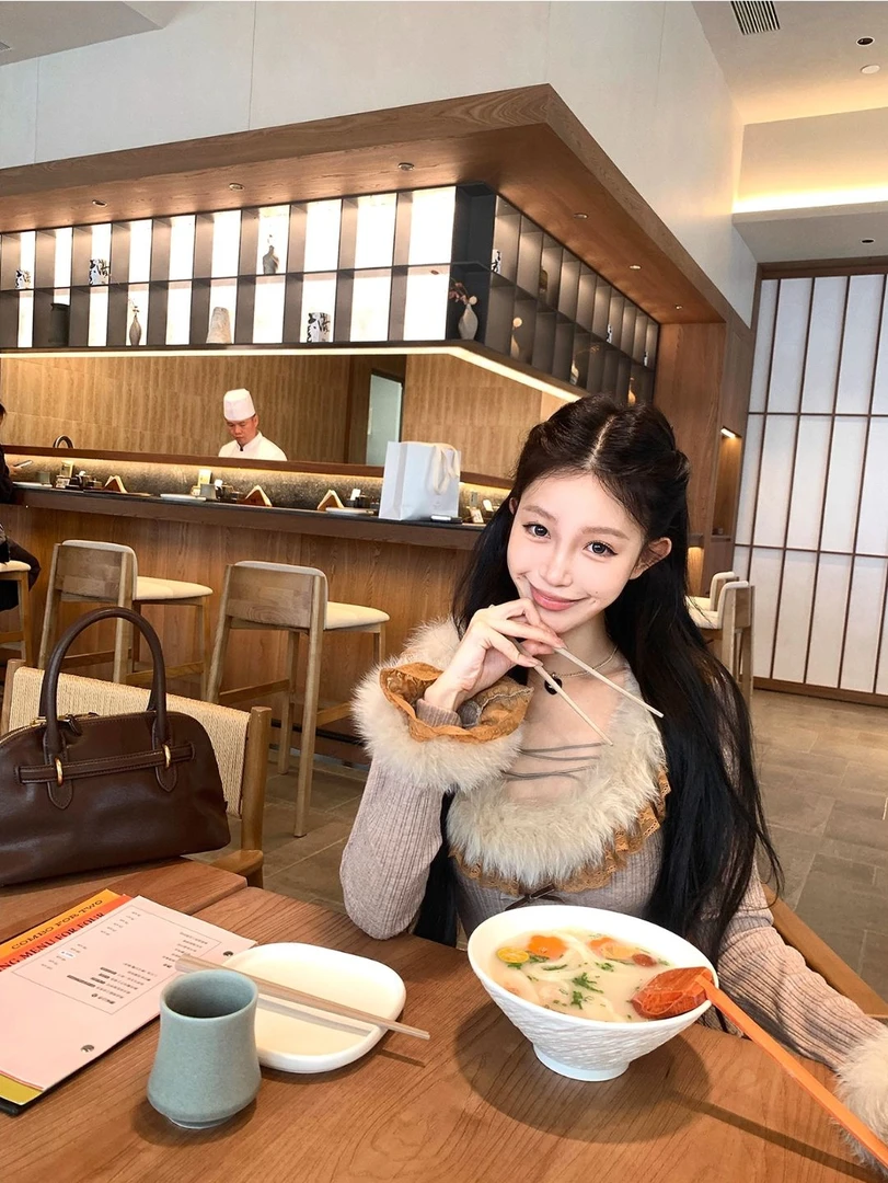 法式毛毛拼接蕾丝针织衫女秋冬新款修身显瘦交叉绑带上衣