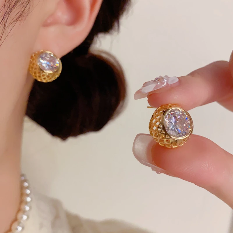 铜合金亚克力耳饰 小众时尚独特感金属网格镶钻圆形耳钉女气质