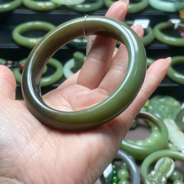 和田玉未镶嵌手镯