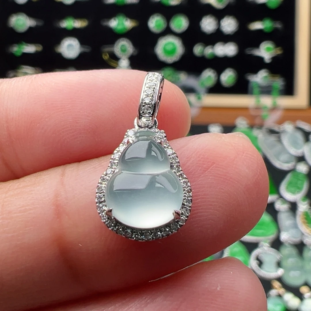 翡翠18K金镶嵌颈饰葫芦