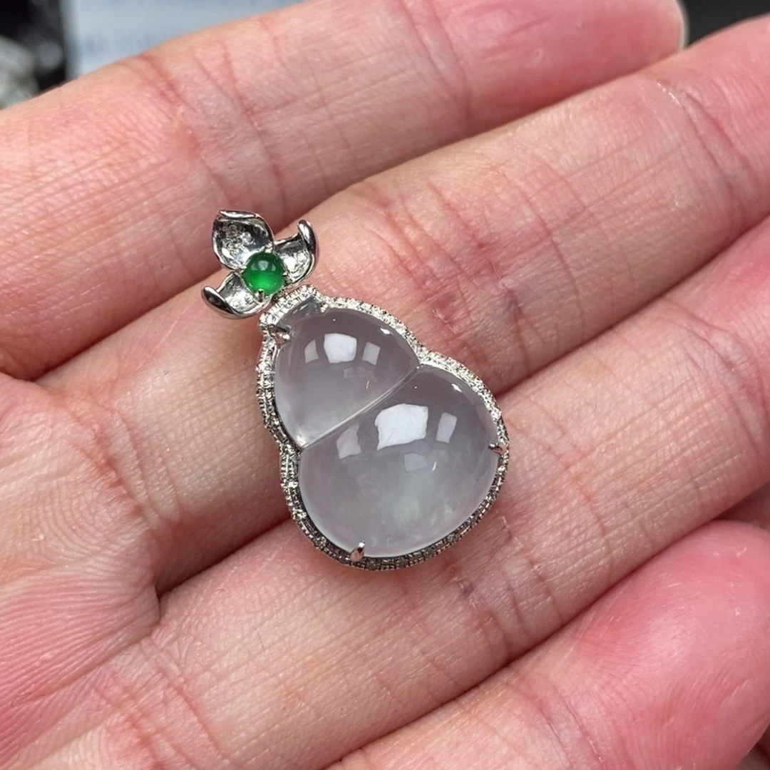 颈饰18K金镶嵌翡翠葫芦