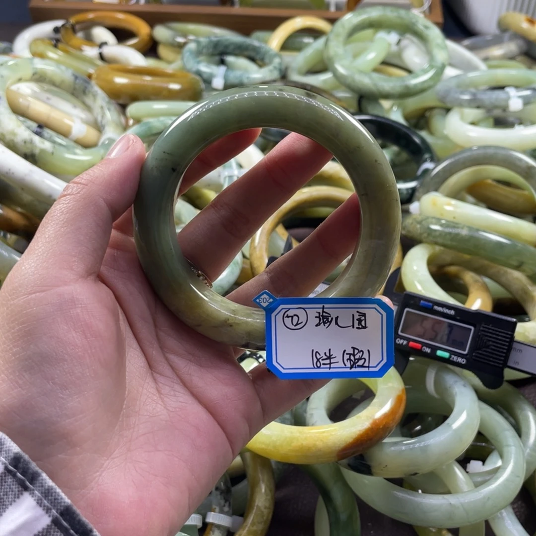 瑜****蛇纹石玉未镶嵌手镯