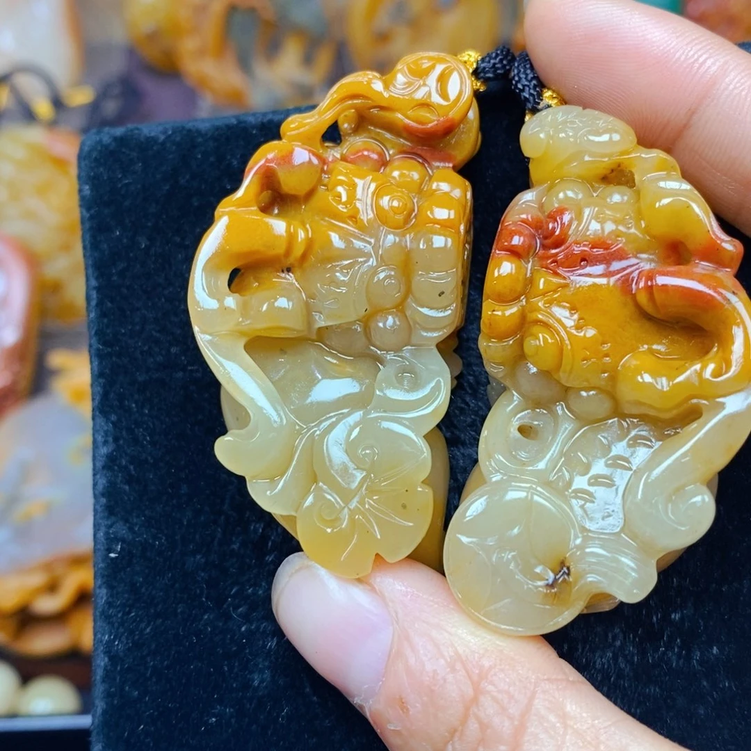 石英质玉（黄龙玉）未镶嵌颈饰