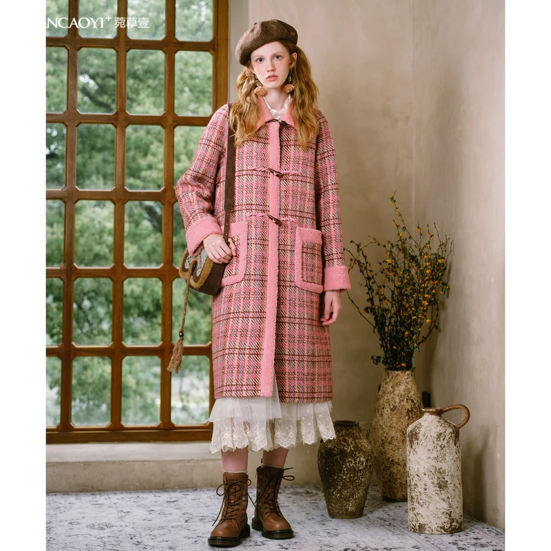 菀壹2025冬季新款气质减龄桃粉色拼接格子长款大衣女D08630451