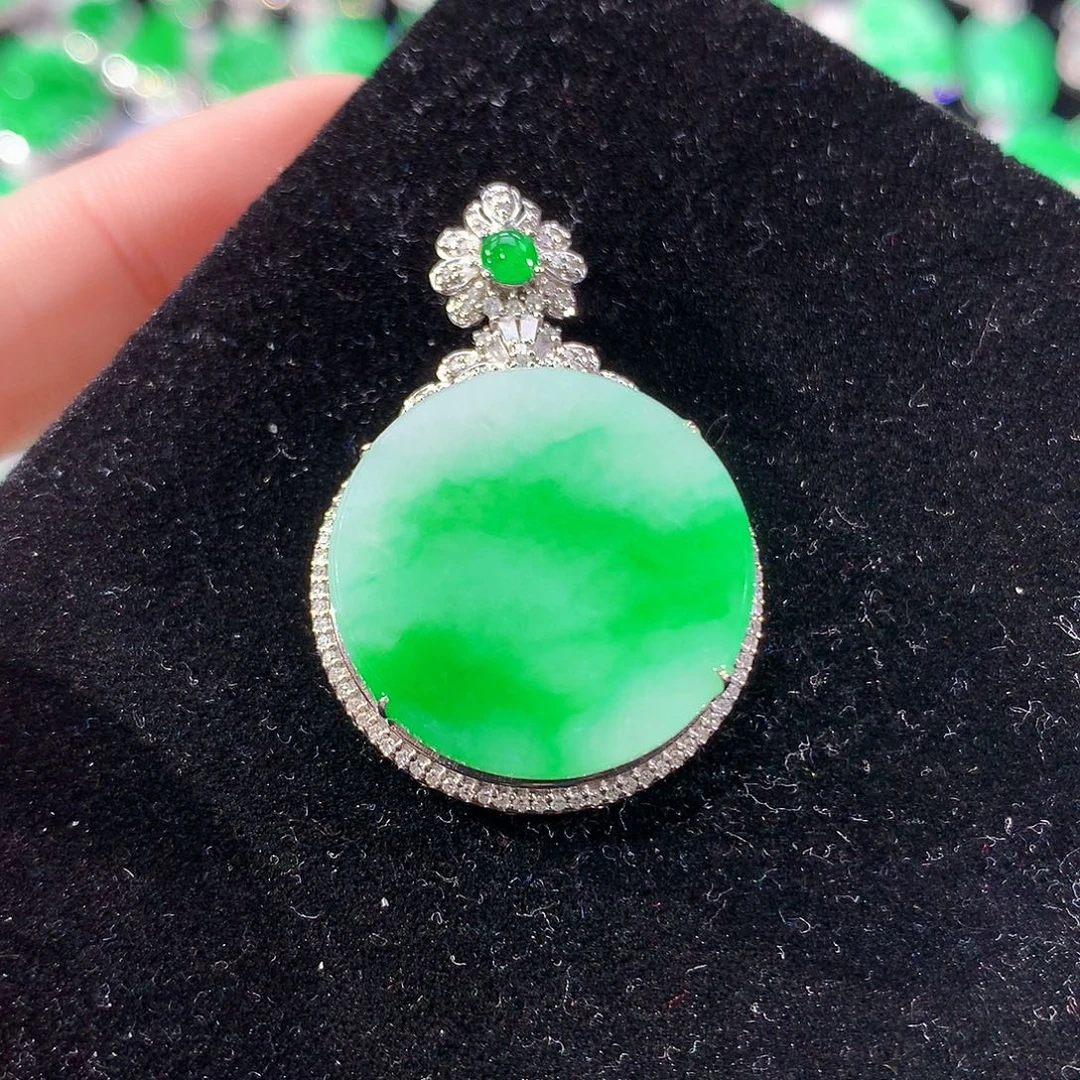 翡翠18K金镶嵌颈饰