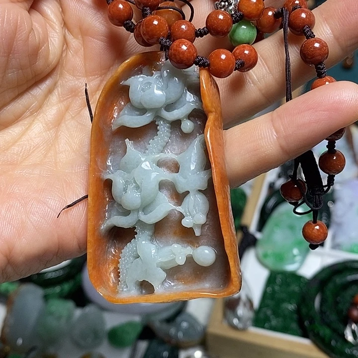 翡翠未镶嵌吊坠(赠链)