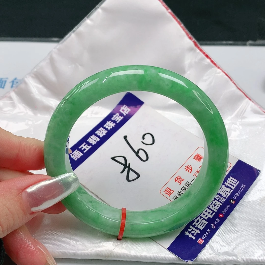 翡翠手镯未镶嵌翡翠手镯