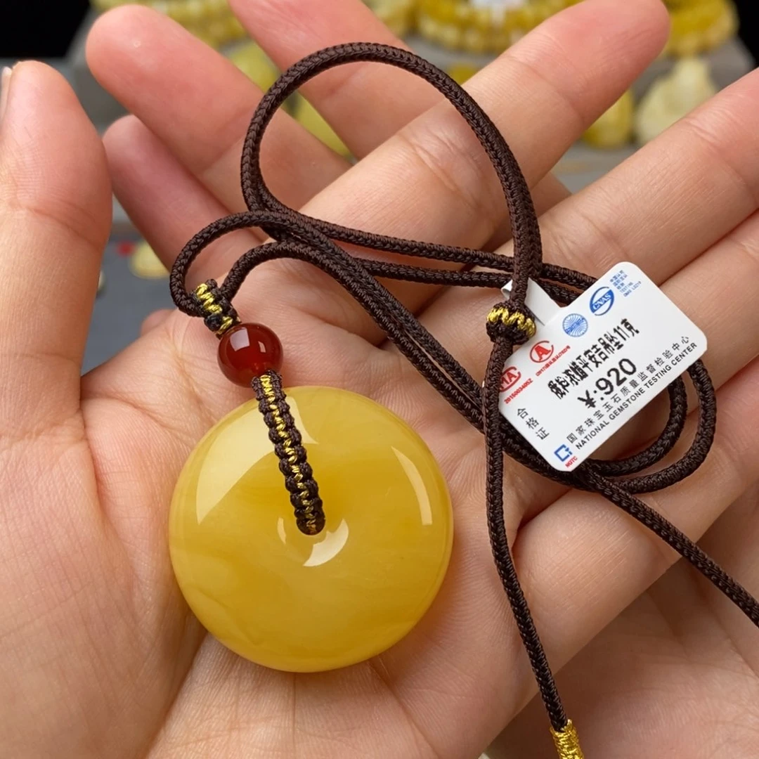 未镶嵌颈饰琥珀，
