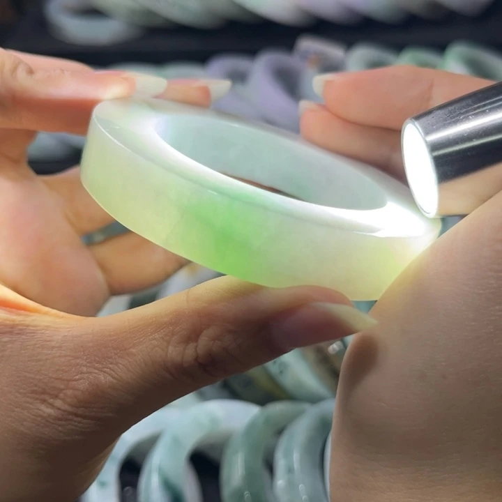 定制翡翠未镶嵌翡翠手镯