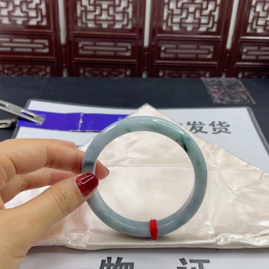 翡翠手镯未镶嵌翡翠