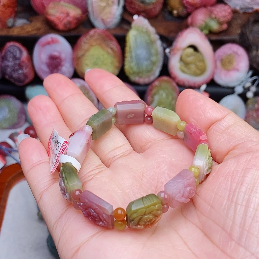 颈饰未镶嵌石英质玉（盐源）