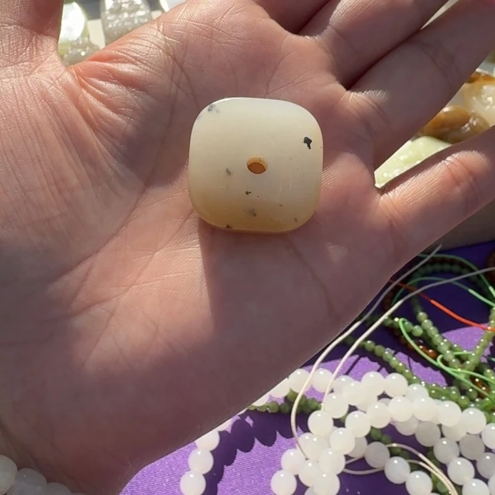 ****咩和田玉未镶嵌颈饰