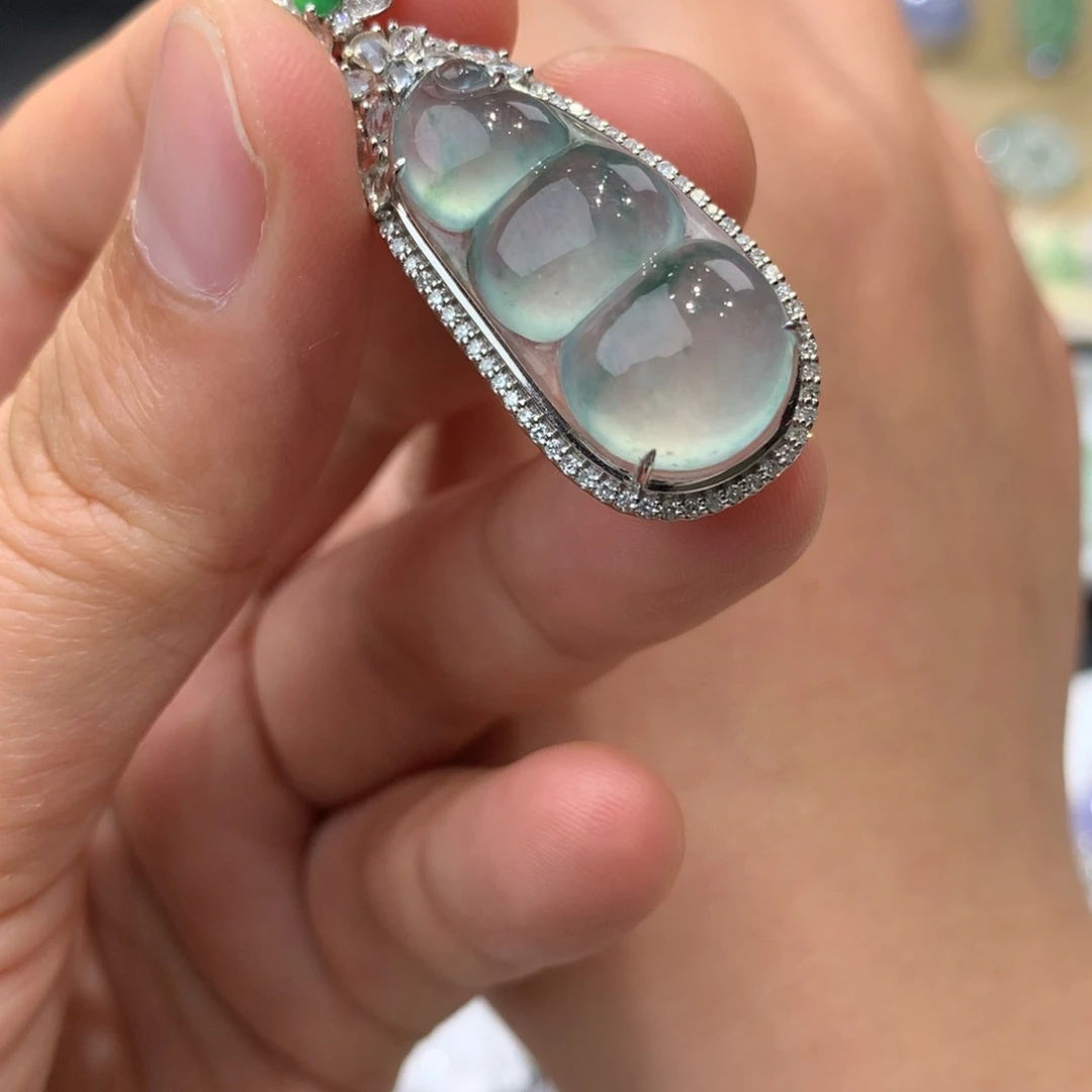 翡翠吊坠(不含链)18K金镶嵌福豆