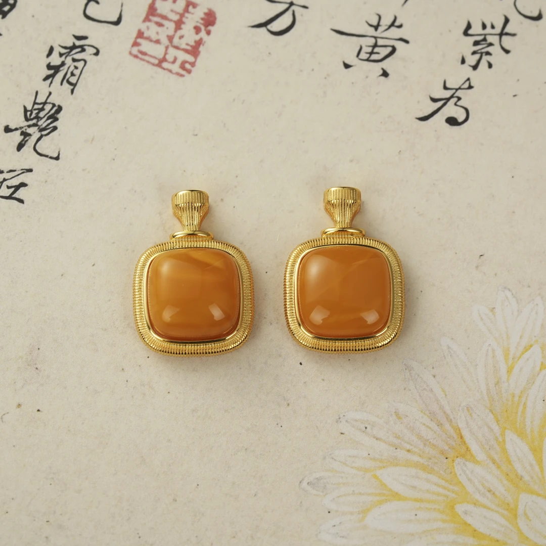 S925银镶嵌蜜蜡吊坠-多样性发其一-12.5*12.5mm-DS95903-19（JG）