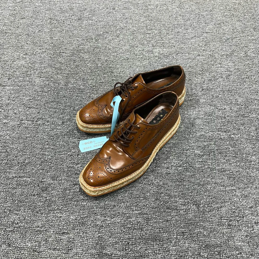 95新 Prada/普拉达 棕色布鲁克雕花德比皮鞋 36码/95新/无配件
