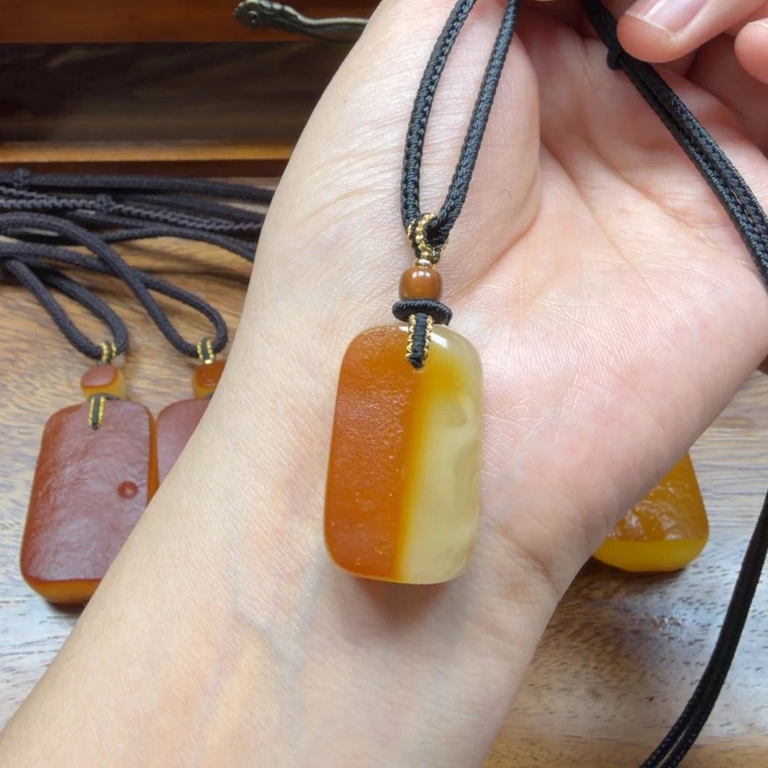 琥珀未镶嵌吊坠(赠链)