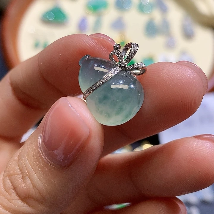 翡翠吊坠(不含链)18K金镶嵌