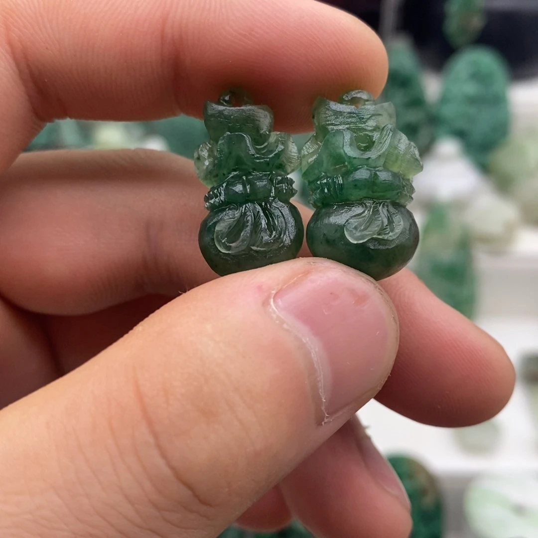 芸***芸独山玉未镶嵌颈饰