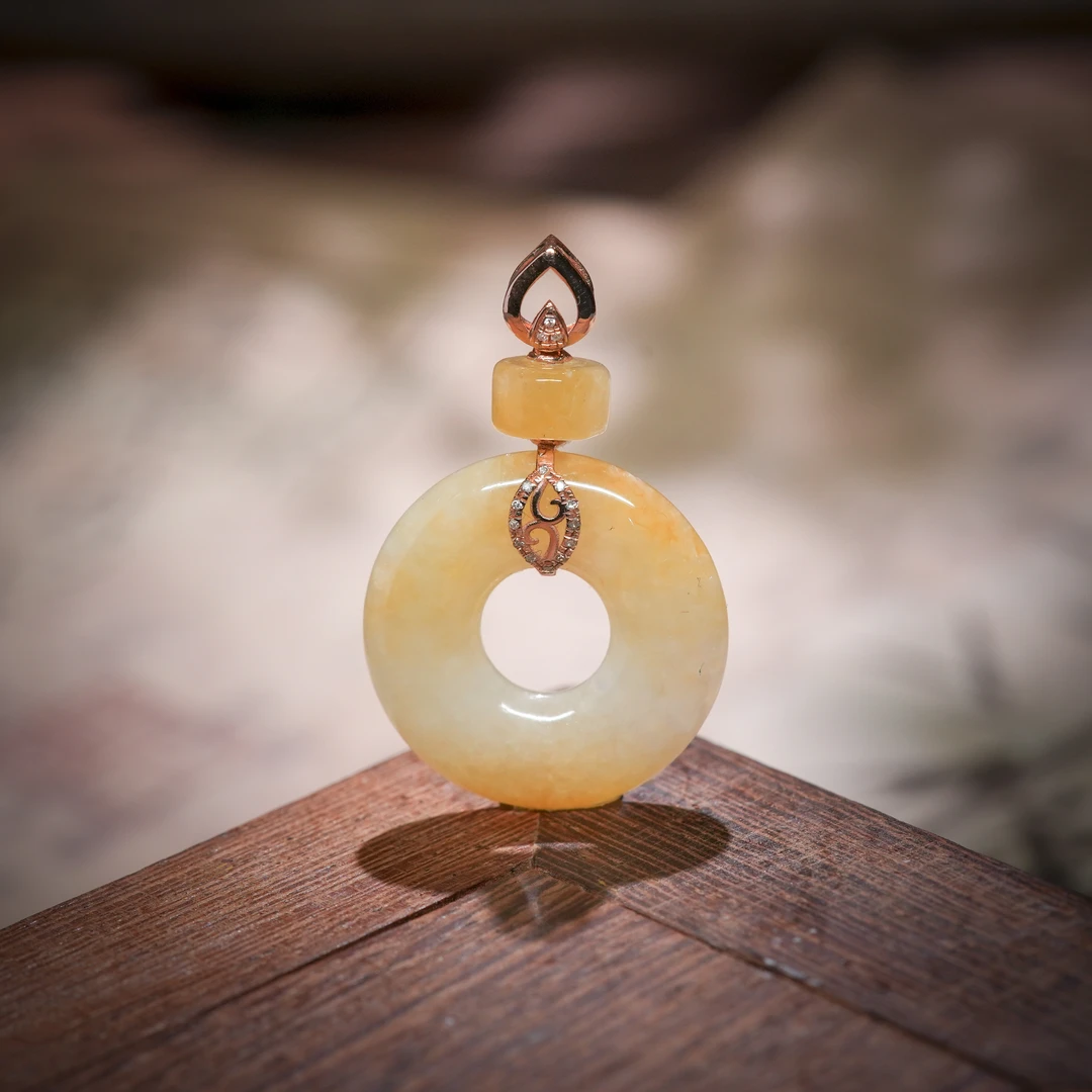 【诗蓉】金谙·典藏级翡翠黄翡18K金平安扣吊坠AD2006尺寸约21*4MM