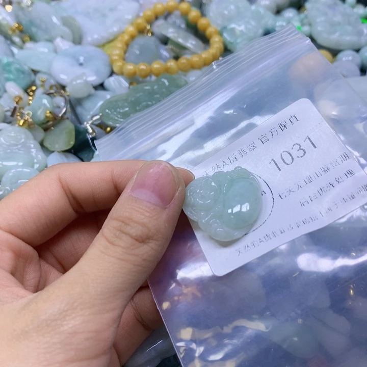 翡翠足银镀金镶嵌颈饰翡翠