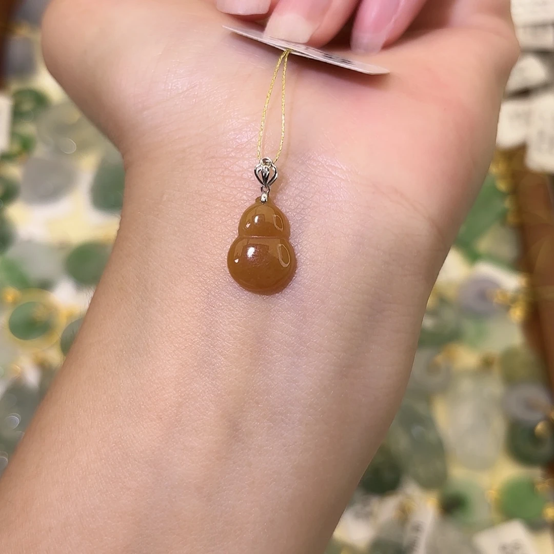 翡翠18K金镶嵌颈饰葫芦