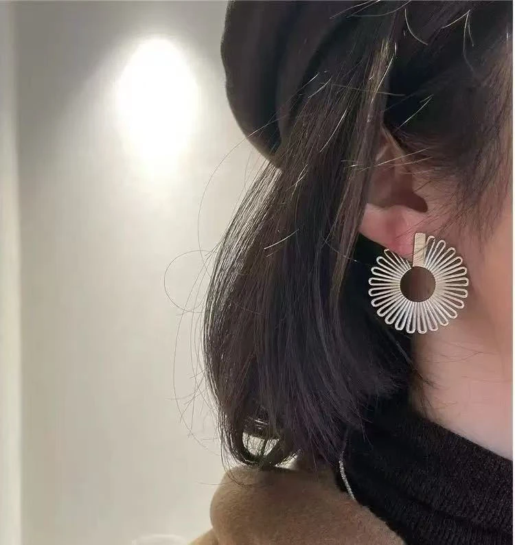 合金耳饰 YEER·SHOP 爷儿日常百搭镂空雏菊款耳环