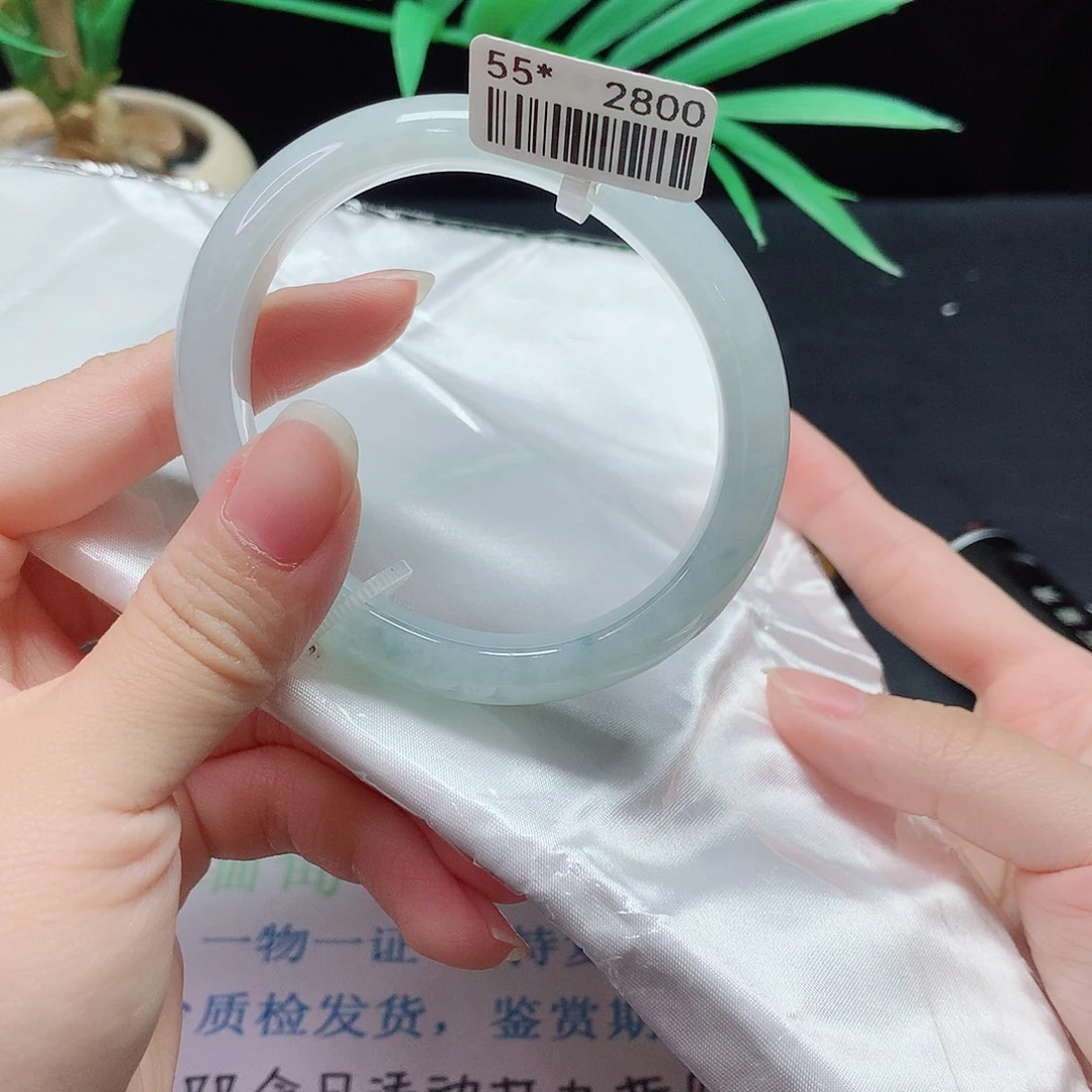 翡翠手镯未镶嵌翡翠手镯