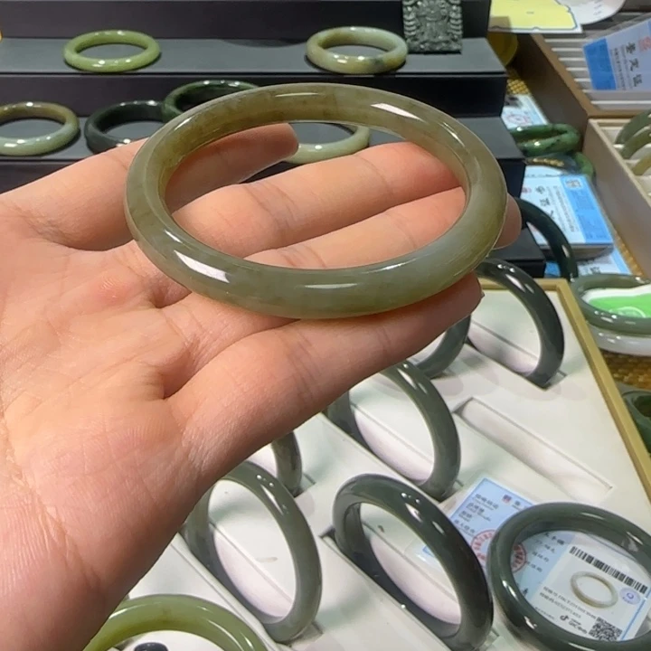 和田玉未镶嵌手镯