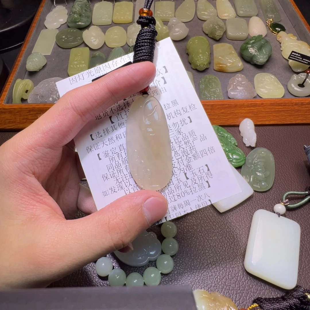 修***中和田玉未镶嵌颈饰