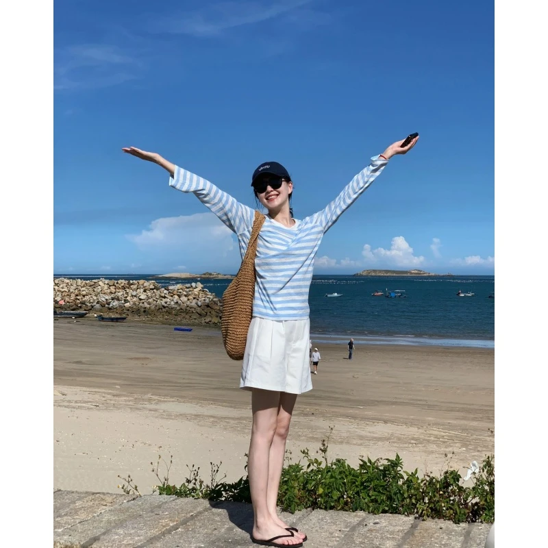 新款油菜花拍照衣服搭配防晒蓝白条纹上衣百搭白色短裤时尚套装