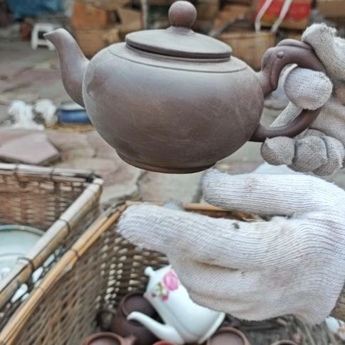 库存微瑕紫砂壶一个