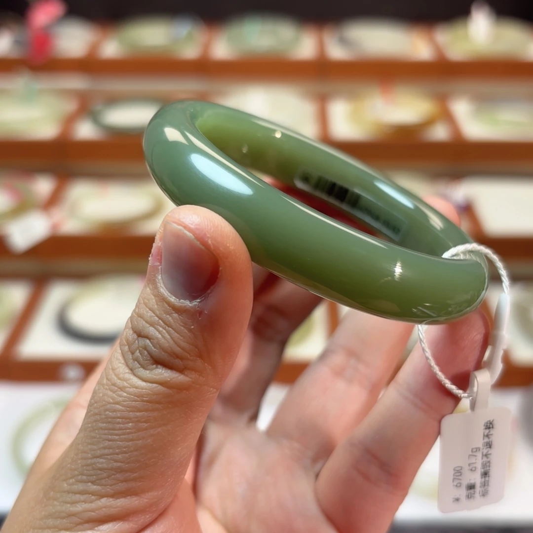 和田玉未镶嵌手镯湖水绿手镯